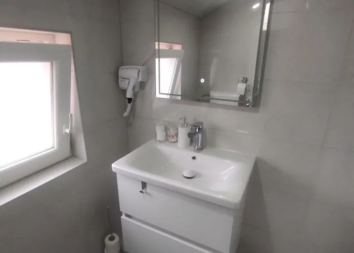 Golden Bridge Apartment *